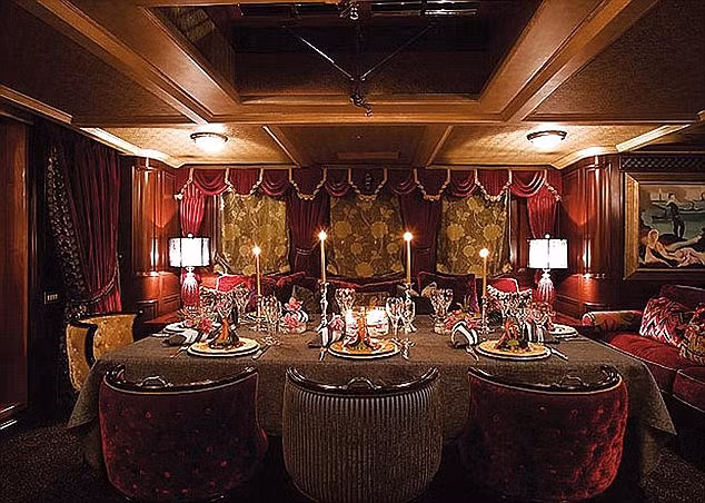 Toàn bộ nội thất của chiếc du thuyền được bọc nhung sang trọng như thời quý tộc xưa.