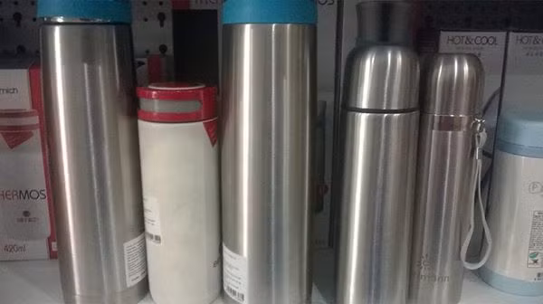 Quan sát kĩ và so sánh trọng lượng giữa các bình khác nhau. Thông thường bình giữ nhiệt Trung Quốc sẽ nhẹ hơn rất nhiều so với các bình giữ nhiệt Hàn Quốc, Thái Lan… Ảnh minh họa: Nhụy Hồ. 