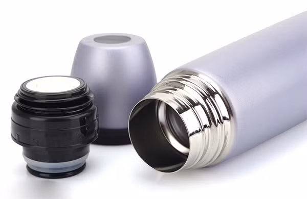 Không mua bình giữ nhiệt có mùi hắc khó chịu khi mở ra vì có thể nó chứa các chất độc hại. 