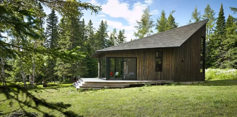 Cửa kính lớn và những ô cửa sổ được bố trí khắp căn nhà để đón nắng và gió tự nhiên. (Ảnh Freshome)