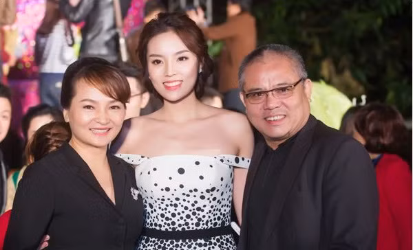 Mẹ cô là chuyên gia trang điểm, còn bố cô là thợ chụp ảnh chính của studio gia đình.