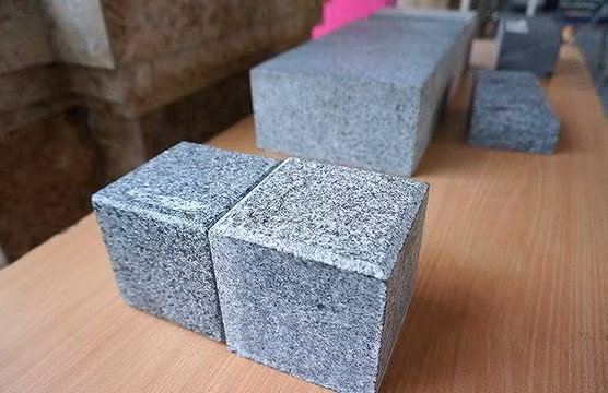 So với các loại gạch đá lát ở Hồ Gươm hiện nay có chiều dày chỉ đến trên dưới 3cm thì loại đá granite tự nhiên này có bề dày lên đến 10 cm. Ảnh: Vietnammoi.