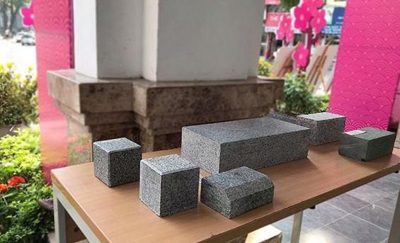 Đây là loại đá nằm ở rất sâu trong lòng đất, được hình thành do sự biến chất của các loại đá vôi, đá carbonate hay đá dolomit... có cấu trúc là những tinh thể hạt (granite). Ảnh: Yan.