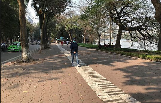 Dư luận đang xôn xao trước đề xuất thay thế toàn bộ 20 loại gạch, đá lát xung quanh Hồ Gươm bằng một loại đá duy nhất đó là đá granite tự nhiên dày 10 cm. Đề xuất này nằm trong dự án "Đầu tư xây dựng cải tạo, chỉnh trang khu vực xung quanh hồ Hoàn Kiếm" của UBND quận Hoàn Kiếm, Hà Nội. Ảnh: VTC.