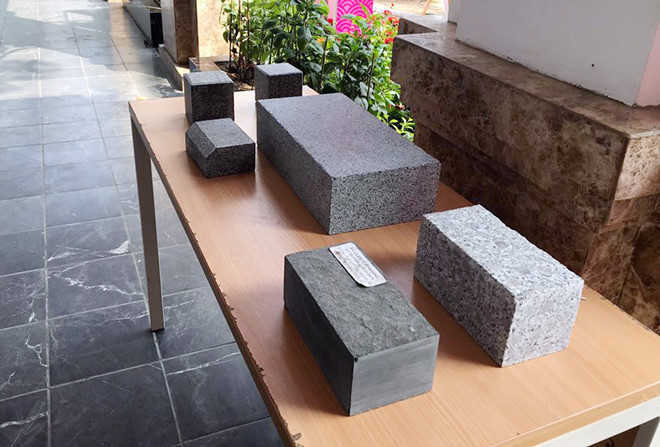 Theo tìm hiểu, loại đá granite tự nhiên (hay còn gọi là đá hoa cương) được đề xuất lát xung quanh Hồ Gươm lần này có nguồn gốc từ Bình Định. Ảnh: Tiền Phong.
