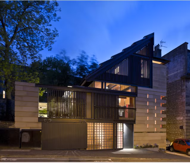 Nhà lệch tầng đẹp lung linh khi màn đêm buông xuống. Ảnh: Archdaily.