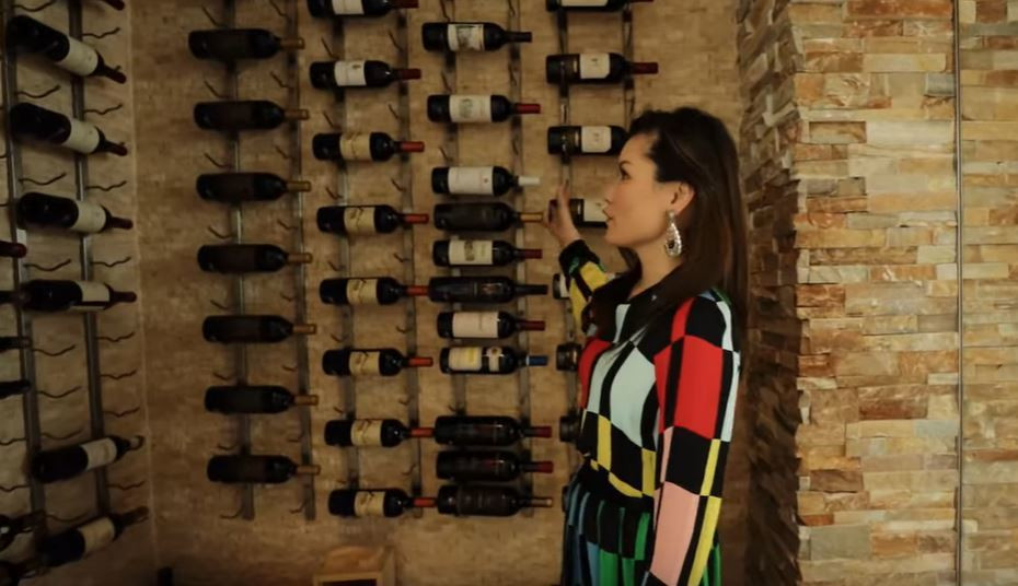 Trong căn biệt thự triệu đô của 2 vợ chồng còn có cả một phòng chứa nhiều chai rượu đến từ các hãng và các nước khác nhau. Ảnh: fhs.