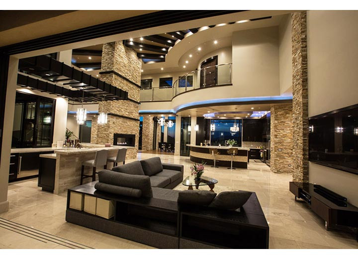 Căn biệt thự của Đan Trường - Thuỷ Tiên còn được trang bị thang máy để tiện lợi cho việc di chuyển giữa các tầng. Ảnh: muabannhadat.