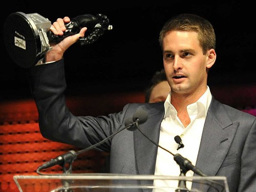 Evan Spiegel, 24 tuổi, đồng sáng lập ứng dụng tin nhắn ảnh cá nhân Snapchat. Nhà tỷ phú trẻ hiện là thành viên của rất nhiều câu lạc bộ ăn chơi, trong đó có câu lạc bộ Jonathan ở Santa Monica và hội tennis.