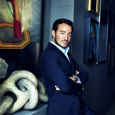 Thường xuyên post ảnh ngồi trong siêu xe, anh còn dành thời gian chụp và đăng hình tham dự những sự kiện sang trọng, khoác lên người những bộ cánh đắt tiền và thời thượng nhất.