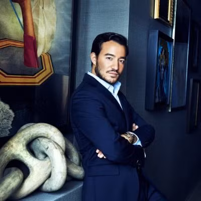 Thường xuyên post ảnh ngồi trong siêu xe, anh còn dành thời gian chụp và đăng hình tham dự những sự kiện sang trọng, khoác lên người những bộ cánh đắt tiền và thời thượng nhất.