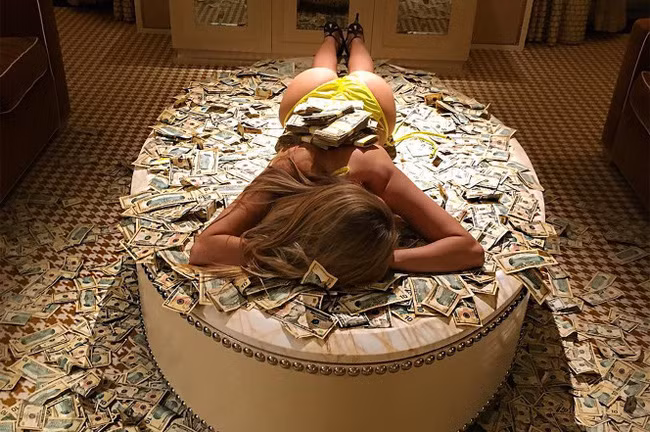 Cô nàng không thua kém bất kỳ một dân chơi nào khi luôn khoe những bức ảnh ăn chơi sang chảnh như tắm trong bồn đầy tiền cho đến căn phòng sang chảnh dành riêng cho thú cưng. Bất kỳ một bức ảnh nào cô tung lên mạng đều nhận được ít nhất 1000 lượt like.