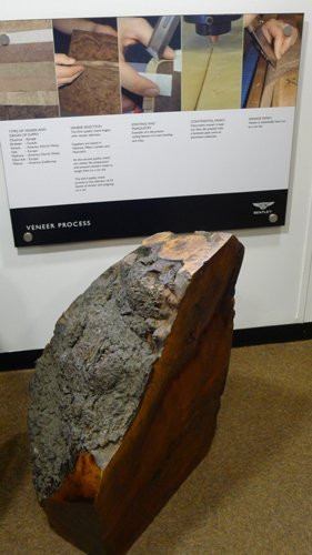 Gỗ để ốp nội thất cũng được chọn lựa vô cùng kỹ càng tiêu chuẩn khắt khe. Để chọn ra được một lượng gỗ dùng cho một chiếc Bentley cần tới 10m2 gỗ nguyên khối, trong đó có tới 8m2 bỏ đi và chỉ 2m2 được sử dụng.