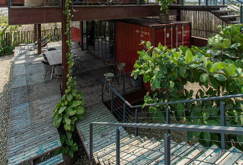 Những cây dây leo bám quanh các trụ nhà, mang đến màu xanh tươi mát.