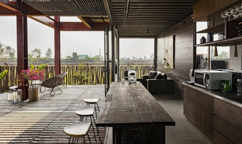 Quầy bar này, tủ bếp hay những bộ bàn ghế ở đây đều là đồ tái chế.