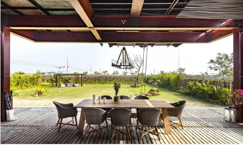 Tầng trệt của ngôi nhà là bếp và phòng ăn với hướng nhìn ra bãi cỏ rộng lớn.