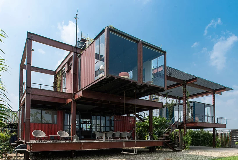 Tổng diện tích của Escape Den là 134 m2. Ngôi nhà được hoàn thành vào năm 2017.