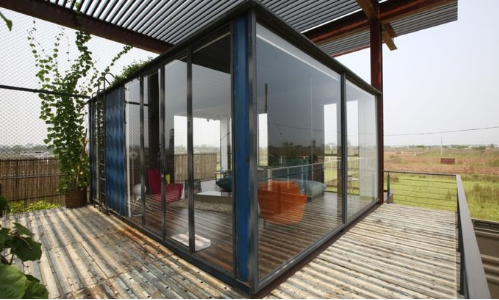 Tầng hai của ngôi nhà là phòng khách được bao quanh bởi những tấm kính trong suốt cho phép ngắm nhìn trọn vẹn khung cảnh bên ngoài.