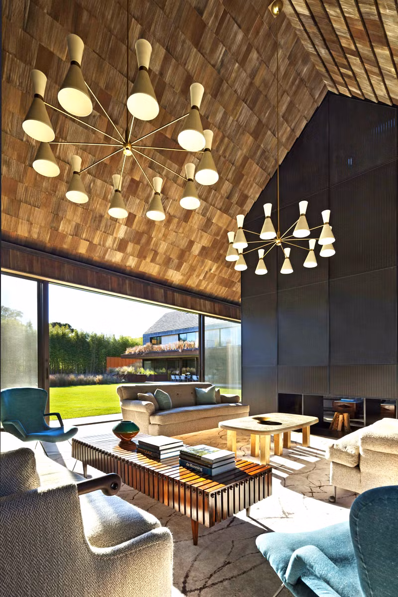 Việc thi công trần nhà bằng gỗ cũng hết sức đơn giản và nhanh chóng. Ảnh: Sorido.