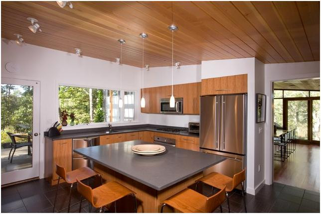 Một mẫu thiết kế trần nhà gỗ đẹp bạn có thể tham khảo và áp dụng cho ngôi nhà của mình. Ảnh: Sanngoaitroi.