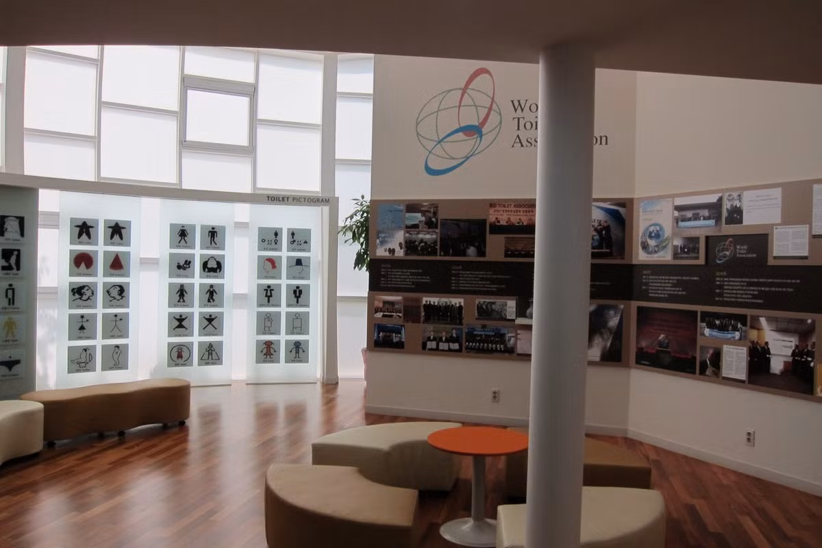 Được biết, Haewoojae được xây dựng nằm trong chiến dịch kêu gọi người dân quan tâm đến vấn đề vệ sinh môi trường.