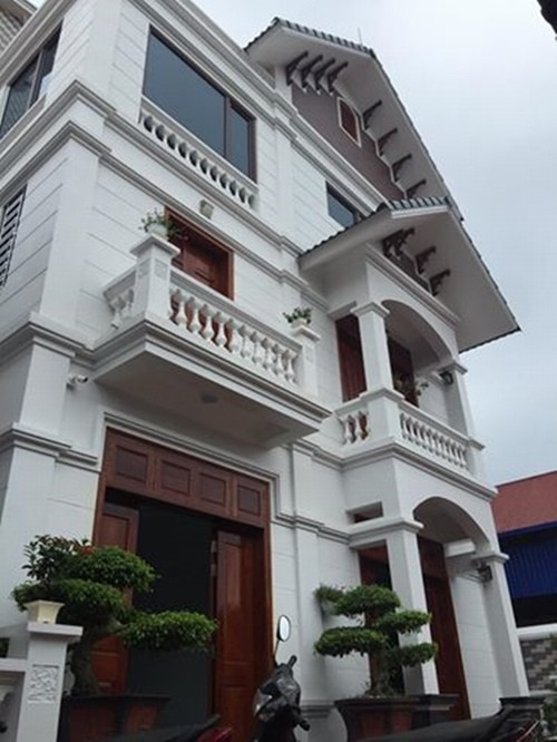 Danh hài nổi tiếng đất Bắc bật mí rằng sau khi chia tay vợ thứ hai anh đã dành dụm xây được ngôi nhà 5 tỷ đồng và sắm xế sang 3 tỷ. Đó là công sức làm việc cật lực của anh trong 2 năm. Ảnh: 24h.