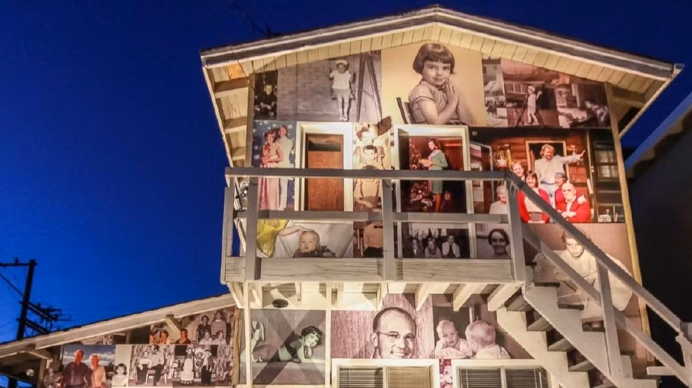 Sau khi quyết định bán ngôi nhà thời thơ ấu của mình, nghệ sỹ nước Anh đã cảm thấy mình phải làm gì đó để tôn vinh và giữ lại những kỷ niệm của gia đình. Ông Gary Sweeney đã quyết định biến ngôi nhà thành một nơi trưng bày những bức ảnh của cha mình.