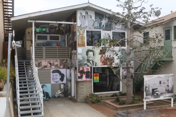 Người dân từ khắp nơi kéo đến để ngắm nhìn ngôi nhà, có những người bạn thời thơ ấu đã quay trở về quê hương để tìm lại họ trong những bức ảnh. Đã có người bật khóc khi đứng trước ngôi nhà này.