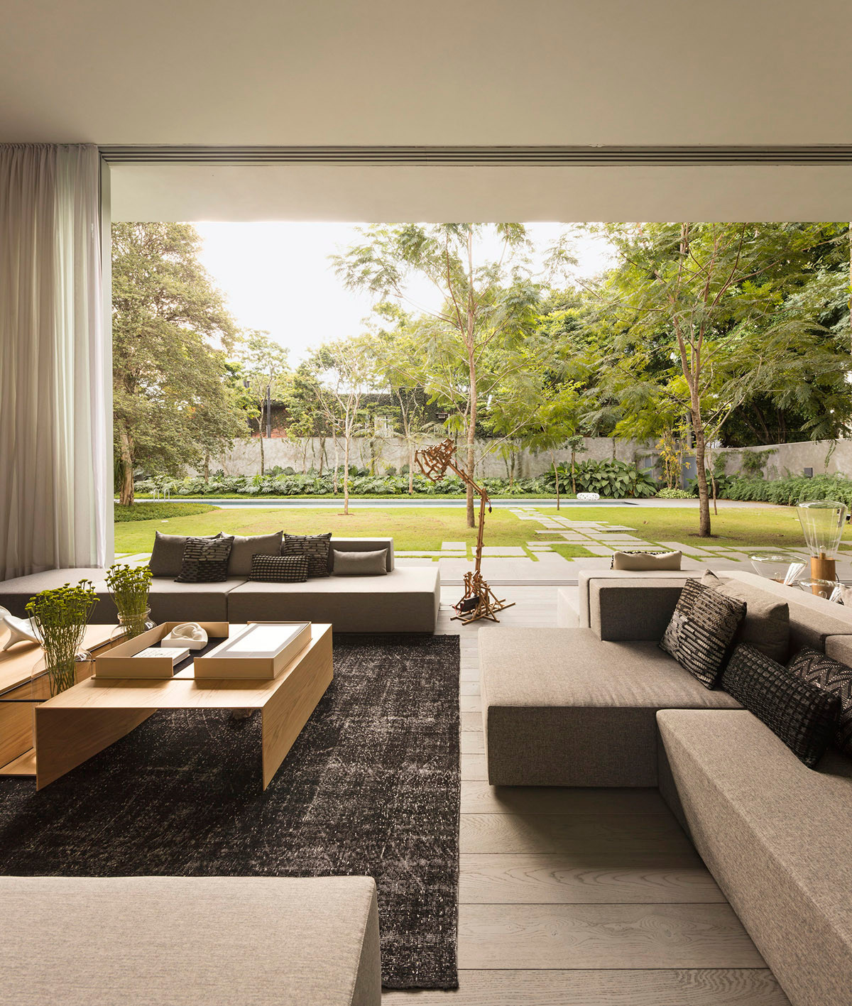 Từ phòng khách nhìn ra là một màu xanh mướt của cây cối.