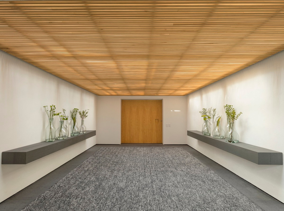 Ngôi nhà còn có phòng nghỉ, thư giãn được thiết kế và trang trí đơn giản với những bình hoa thủy tinh xinh xắn.