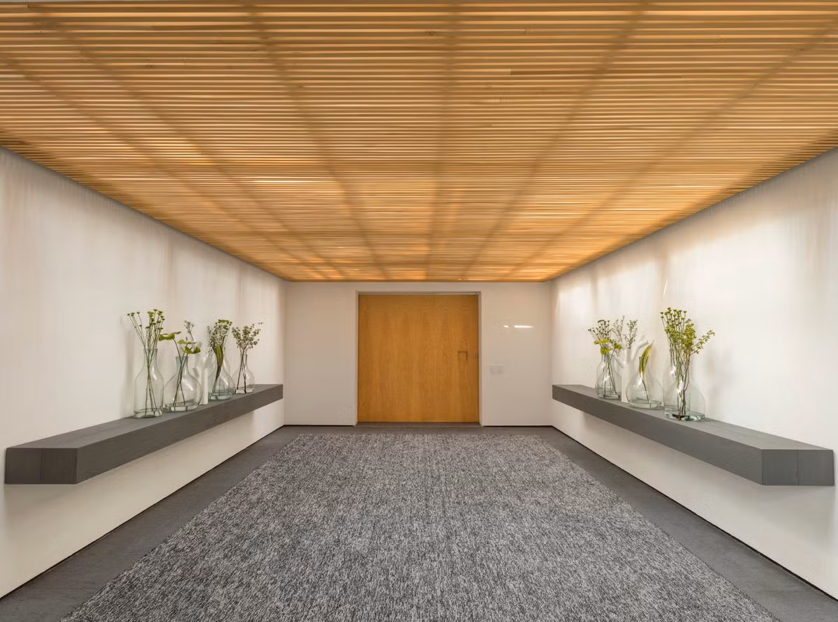 Ngôi nhà còn có phòng nghỉ, thư giãn được thiết kế và trang trí đơn giản với những bình hoa thủy tinh xinh xắn.