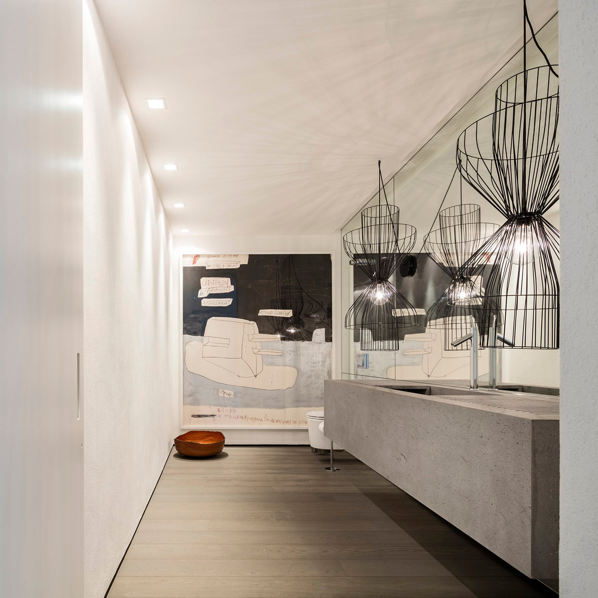 Không gian nhà tắm sáng bừng với những chùm đèn lung linh. Ảnh: Home-designing.