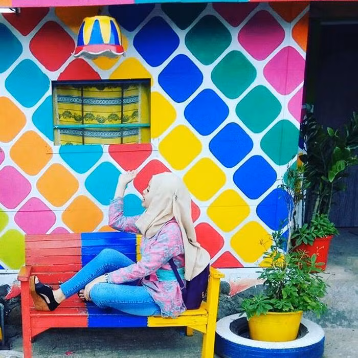 Những bức tường cũ nay được khoác lên mình những "bức tranh" bích họa đầy màu sắc.