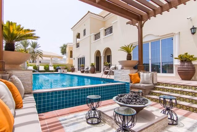 Biệt thự này có kiến trúc đặc trưng là mái đất nung, tháp pháo trang trí, tường vữa, cửa sổ và cửa ra vào đều được làm hình vòm. Biệt thự này nằm trên một mảnh đất rộng yên bình và yên tĩnh.