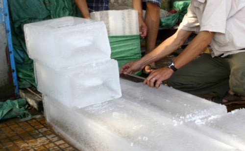 Các cơ quan chứa năng đã nhiều lần kiểm tra và phát hiện dấu hiệu sai phạm ở các cơ sở sản xuất nước đá như nguồn nước không đảm bảo, máy móc không được vệ sinh sạch sẽ, khâu vận chuyển rất mất vệ sinh...