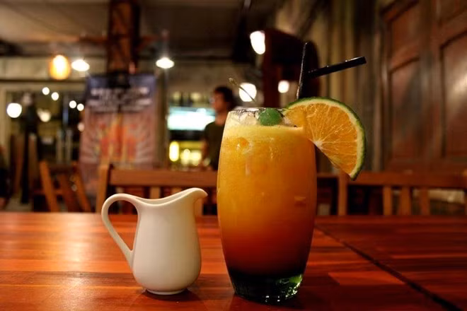 Sinh tố hoa quả là một loại thức uống giải nhiệt bổ dưỡng vào mùa hè. Tuy nhiên, loại đồ uống này cũng được xếp vào nhóm nước giải khát "bẩn". Bởi bạn không thể kiểm soát được nguyên liệu chế biến sinh tố tại các cửa hàng. Họ có thể dùng các loại hoa quả dập, hỏng để giảm chi phí.