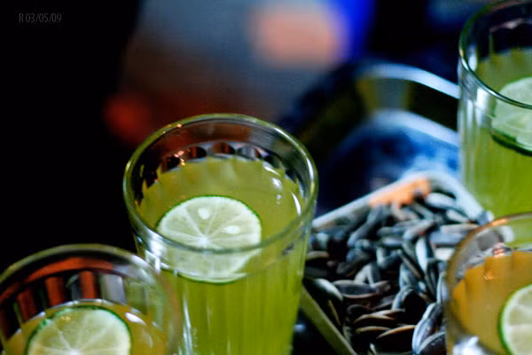 Thông thường, một cốc trà chanh được pha chế theo công thức: Nước trà, đường và chanh. Thế nhưng trên thực tế, những cốc trà chanh bạn trẻ thường uống ngoài vỉa hè được pha theo công thức: bột chè Trung Quốc, đường hóa học và chất tạo mùi.