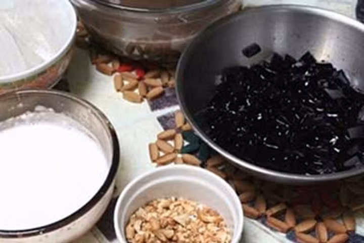 Những quán chè, tào phớ hay thạch đen được bán rất nhiều trong mùa hè. Tuy nhìn ngon mắt nhưng thạch đen được chế biến thường không đảm bảo vệ sinh.