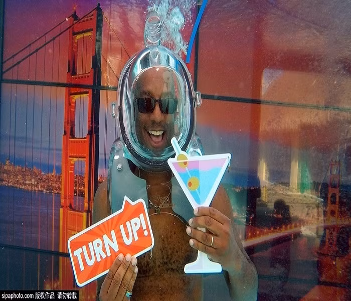 Mỗi du khách được cung cấp một mũ bảo hiểm lặn đặc biệt. Chiếc mũ công nghệ cao này có thể tỏa ra những mùi tinh dầu bạn yêu thích như cam, táo…, cho phép bạn tận hưởng những liệu pháp hương thơm trong khi lặn.