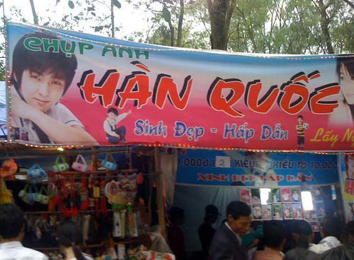 Ngoài ra, hình ảnh những nhân vật trong các bộ phim Hàn nổi tiếng của được tận dụng để làm mẫu quảng cáo cho các cửa hàng.