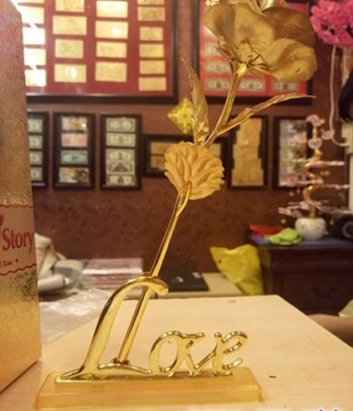 Hoa hồng mạ vàng 24k đế chữ Love giá 650.000 đồng là món quà Valentine trắng độc, lạ được nhiều người chọn mua cho người yêu của mình. Hoa hồng mạ vàng 24k đế chữ Love giá 650.000 đồng là món quà Valentine trắng độc, lạ được nhiều người chọn mua cho người yêu của mình.