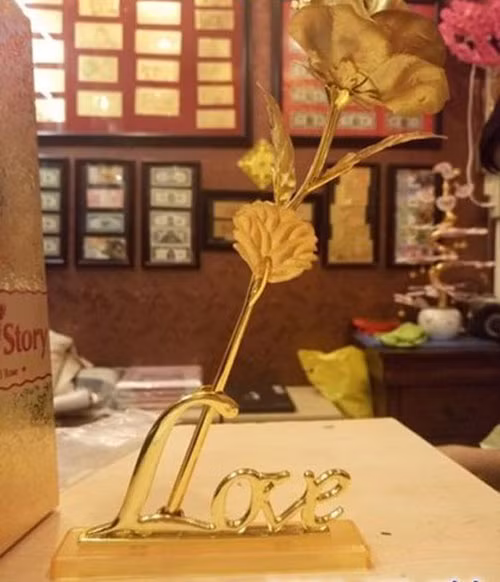 Hoa hồng mạ vàng 24k đế chữ Love giá 650.000 đồng là món quà Valentine trắng độc, lạ được nhiều người chọn mua cho người yêu của mình.