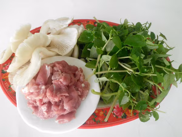 Sở dĩ loại rau này rất được ưa chuộng hiện nay vì nó chứa nhiều chất dinh dưỡng. Đặc biệt món nộm rau càng cua rất ngon và có tính giải nhiệt tốt. Ảnh: Món ngon.