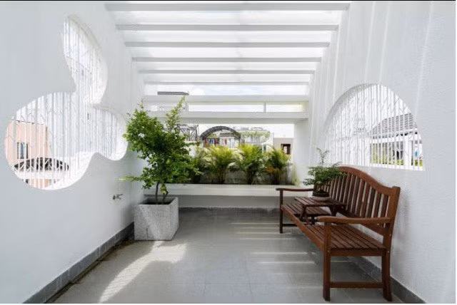 Ngôi nhà được bài trí với phong cách hiện đại hòa quyện cùng nét truyền thống cũ xưa, mang lại cảm giác vừa tươi mới lại vừa hết sức gần gũi khi bước chân vào. (Ảnh Imgur)