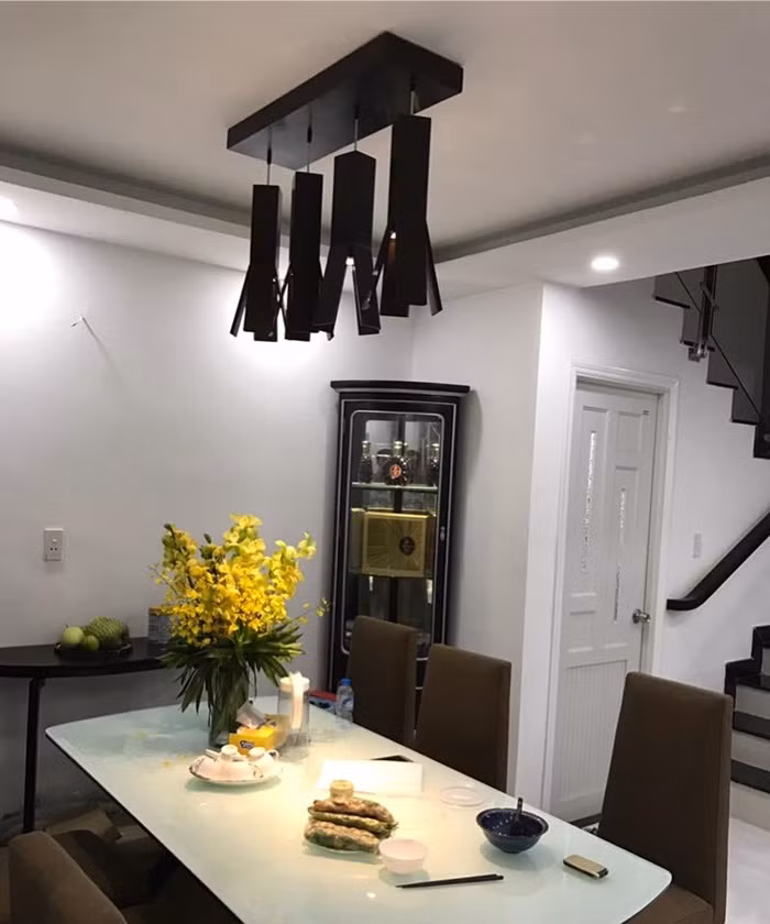 Phòng ăn được tạo điểm nhấn bằng chiếc đèn chùm có thiết kế độc lạ. Ảnh: FBNV.