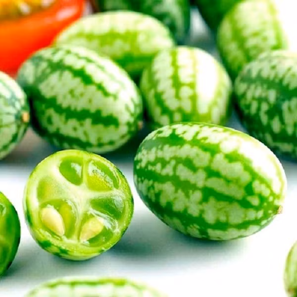 Dưa hấu nhỏ Mexico, còn gọi là "Dưa hấu tí hon" khá đặc biệt, kích thước của nó như quả nho, vỏ là trái dưa hấu sọc, nhưng bổ đôi ra lại giống dưa chuột và có vị chua như chanh. Ảnh: Em đẹp.