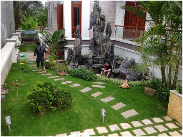 Với những sân vườn có tiểu cảnh nước, bạn có thể lắp đèn ở thành hồ để phản chiếu ánh sáng lên trên mặt nước, giảm bớt sự âm u của hồ nước. Ảnh: Sanvuonadong.