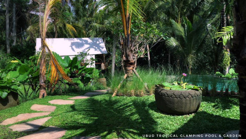 Sân vườn nhà bạn cũng nên được thiết kế với nhiều vật liệu cứng khác nhau để thuận tiện trong việc quét dọn, vệ sinh, tỉa cành. Ảnh: Ubudtropical.