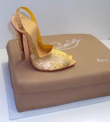 Chiếc bánh đặc biệt làm bằng vàng lá, socola và kem vani cũng từng là món quà được một thiếu gia nước ngoài đặt riêng cho người mình yêu dịp lễ tình nhân 14/2. Ảnh: Nils Rowland Cakes.