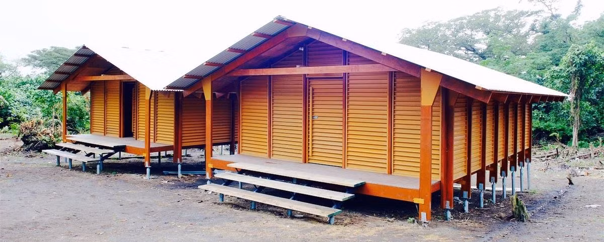 Sau nhiều năm thử nghiệm, hiện công ty đã thử lắp ngôi nhà bền vững này tại hòn đảo Vanuatu. Đây là nơi trải qua tàn phá nặng nề bởi cơn bão Pam trong năm vừa qua.